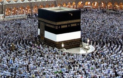 Babasının omuzlarında Kabe'yi tavaf eden minik hacı